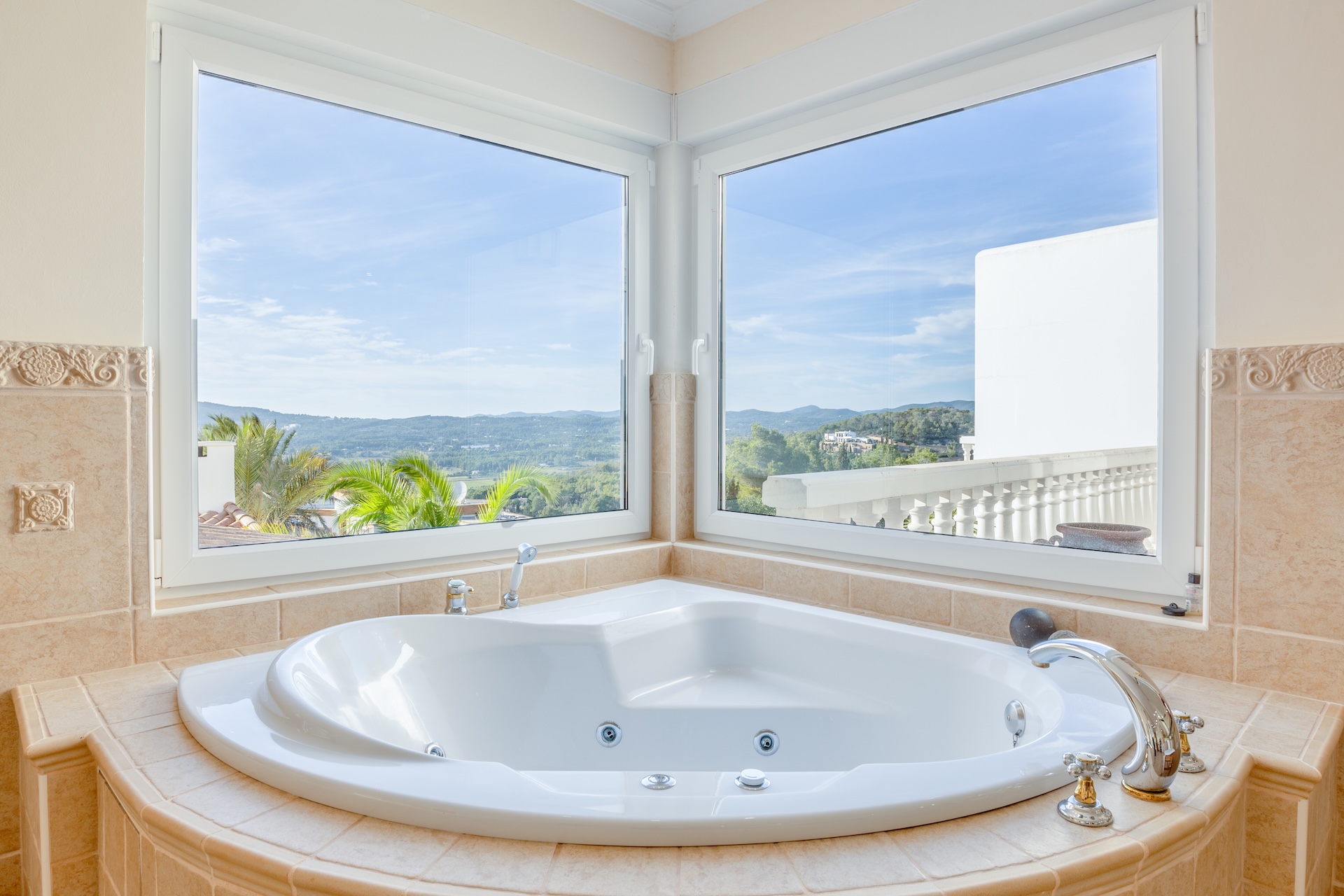 Resa Estates Ibiza sale te koop Villa hills Can Furnet bathroom 3.jpg